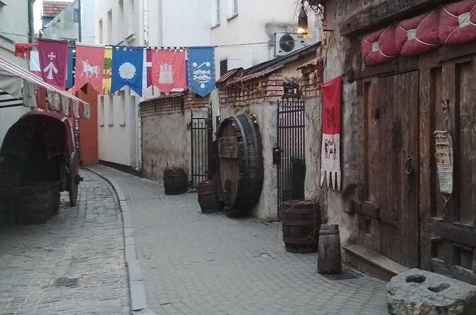 Best Of Riga Walking Tour: Old Town - Stop 4: Livu Square, Guilds, and Cat’s House