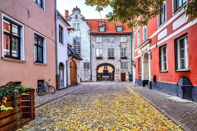 Medieval Riga: Quest Experience - Stop-by-Stop: From Bastejkalna Park to Gallery Bastejs
