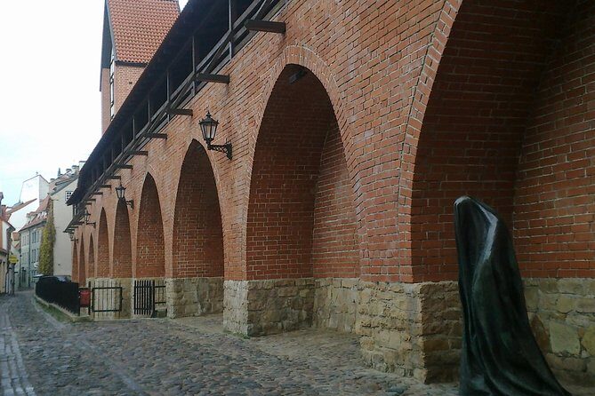 Old Riga Walking Tour / Riga Altstadt Spaziergang - Freedom Square, the Freedom Monument, and the Opera building