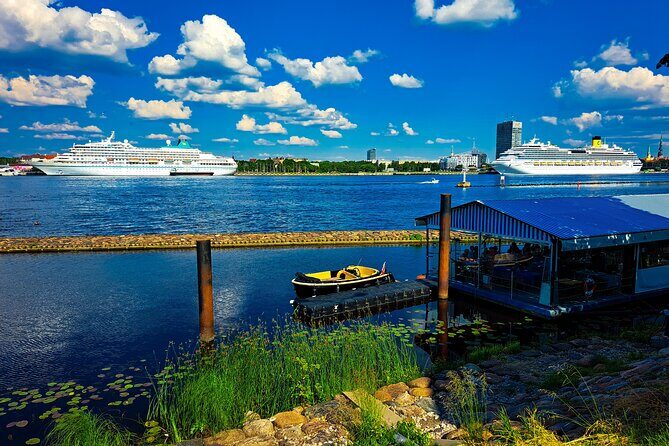 Private Boat Tour experience in Riga (City Canal and Daugava) - Kronvalda Park to Bastejkalns: where the ride gets pretty