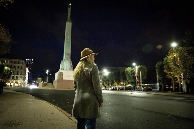 Riga at Night Photoshoot Tour - Guide style: what makes people relax in front of the camera
