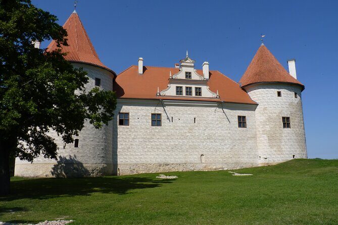 Riga: Hill of Crosses & Guided Rundale Palace with Bauska Castle - Lunch break at a local restaurant: plan to pay your own way