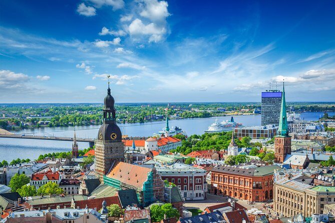 Riga Private Walking Tour - Riga Old Town basics: Town Hall Square and the Statue of Roland